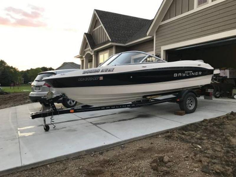 2011-bayliner-185-bowrider-powerboat-for-sale-in-minnesota