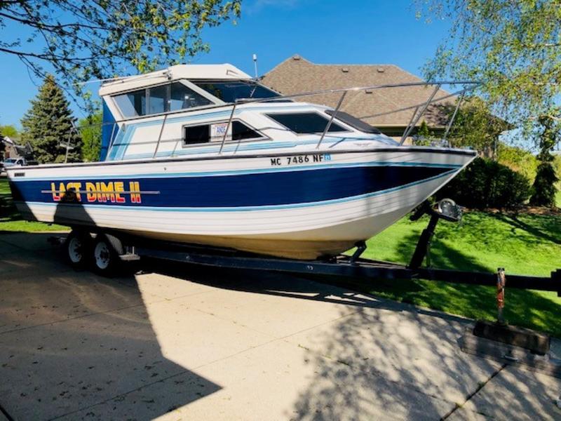 1988 Crestliner V275 Sabre GL Sportfish powerboat for sale in Michigan